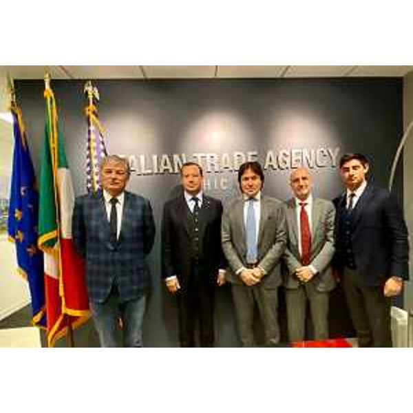 Una fase dell'incontro svoltosi nella sede dell'Ice di Chicago alla presenza dell'assessore regionale alle Attività produttive Sergio Emidio Bini - Una fase dell'incontro svoltosi nella sede dell'Ice di Chicago alla presenza dell'assessore regionale alle Attività produttive Sergio Emidio Bini