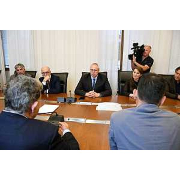 Il presidente del Cr Fvg, Mauro Bordin, con l'assessore Fvg alla Salute, Riccardo Riccardi (a sx), e i capigruppo durante l'incontro con i rappresentanti delle pmi sanitarie - Il presidente del Cr Fvg, Mauro Bordin, con l'assessore Fvg alla Salute, Riccardo Riccardi (a sx), e i capigruppo durante l'incontro con i rappresentanti delle pmi sanitarie