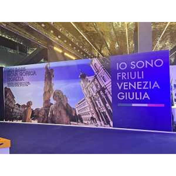 Lo stand regionale con il pannello GO!2025 e il claim Io Sono Friuli Venezia Giulia - Lo stand regionale con il pannello GO!2025 e il claim Io Sono Friuli Venezia Giulia