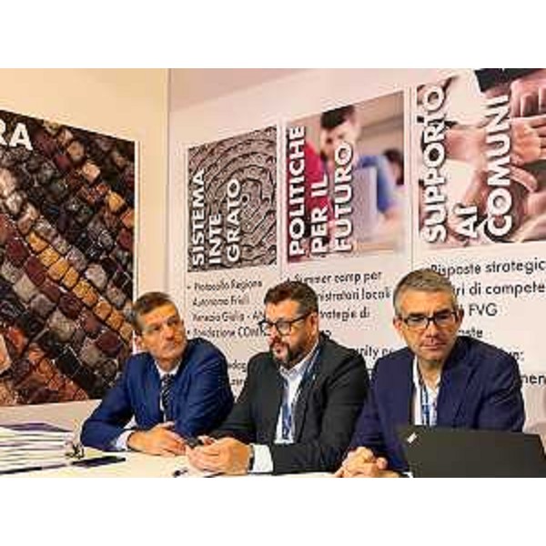 L'assessore Roberti (a destra) assieme al presidente e al segretario generale di Anci Fvg, Dorino Favot e Alessandro Fabbro. - L'assessore Roberti (a destra) assieme al presidente e al segretario generale di Anci Fvg, Dorino Favot e Alessandro Fabbro.