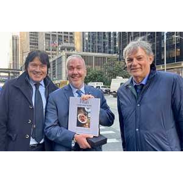 L'assesore regionale Sergio Emidio Bini e il presidente della Camera di commercio di Pordenone Udine Giovanni Da Pozzo (a destra) insieme al presidente ndel Niaf Robert Allegrini (al centro) - L'assesore regionale Sergio Emidio Bini e il presidente della Camera di commercio di Pordenone Udine Giovanni Da Pozzo (a destra) insieme al presidente ndel Niaf Robert Allegrini (al centro)