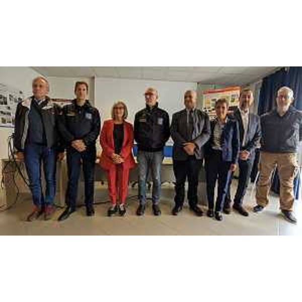 Lassessore regionale con delega alla Protezione civile del Friuli Venezia Giulia, Riccardo Riccardi ha sottoscritto il nuovo accordo tra la Protezione civile della Regione e lIstituto nazionale di oceanografia e geofisica sperimentale (Ogs). - Lassessore regionale con delega alla Protezione civile del Friuli Venezia Giulia, Riccardo Riccardi ha sottoscritto il nuovo accordo tra la Protezione civile della Regione e lIstituto nazionale di oceanografia e geofisica sperimentale (Ogs).