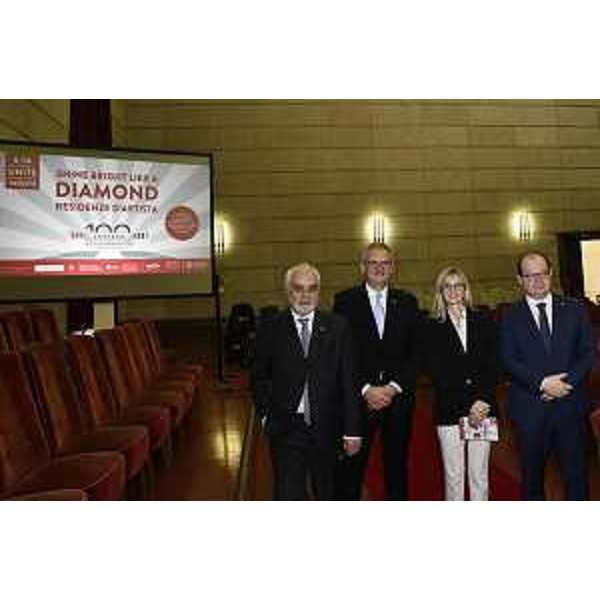Il vicegovernatore Mario Anzil (primo a destra nella foto) con Anna Del Bianco, Roberto Di Lenarda e Bruno Callagher - Il vicegovernatore Mario Anzil (primo a destra nella foto) con Anna Del Bianco, Roberto Di Lenarda e Bruno Callagher