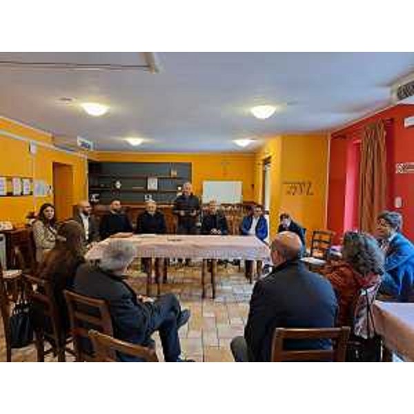 Il presidente della VI Commissione, Roberto Novelli, durante l'incontro all'interno della struttura per minori stranieri non accompagnati di San Leonardo - Il presidente della VI Commissione, Roberto Novelli, durante l'incontro all'interno della struttura per minori stranieri non accompagnati di San Leonardo