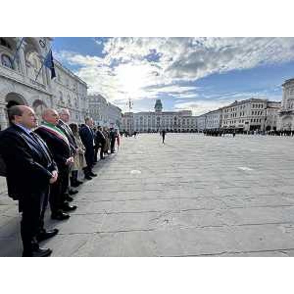 Le autorità durante l'alzabandiera - Le autorità durante l'alzabandiera