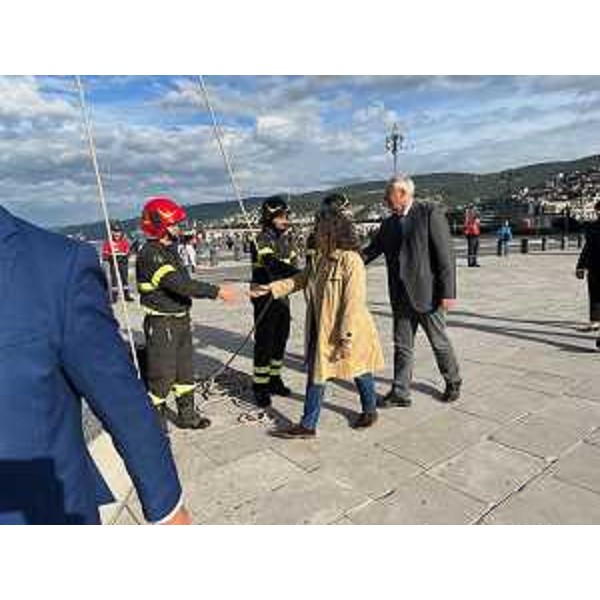 Il presidente Mauro Bordin saluta i Vigili del Fuoco - Il presidente Mauro Bordin saluta i Vigili del Fuoco
