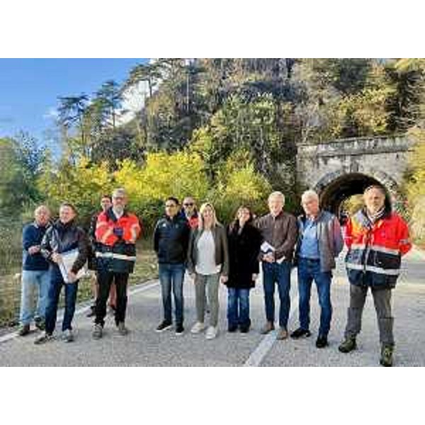 Il momento della consegna dei lavori di messa in sicurezza della stada di Pissebus, tra Tolmezzo e Amaro - Il momento della consegna dei lavori di messa in sicurezza della stada di Pissebus, tra Tolmezzo e Amaro