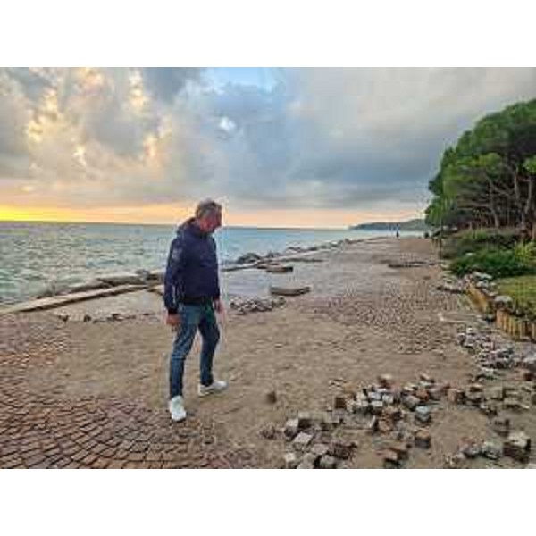 L'assessore regionale Fabio Scoccimarro nel corso del sopralluogo a Barcola - L'assessore regionale Fabio Scoccimarro nel corso del sopralluogo a Barcola