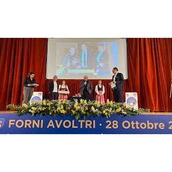 Un momento della cerimonia per i 70 anni del Campionato carnico di calcio con l'assessore regionale alle Finanze Barbara Zilli. - Un momento della cerimonia per i 70 anni del Campionato carnico di calcio con l'assessore regionale alle Finanze Barbara Zilli.