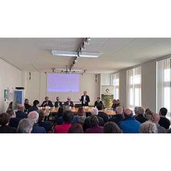 Sullo sfondo, l'assessore regionale Stefano Zannier e gli altri relatori davanti alla numerosa platea nella sede della Comunità di montagna di Barcis per la presentazione della nuova Scuola della montagna delle Dolomiti friulane - Sullo sfondo, l'assessore regionale Stefano Zannier e gli altri relatori davanti alla numerosa platea nella sede della Comunità di montagna di Barcis per la presentazione della nuova Scuola della montagna delle Dolomiti friulane