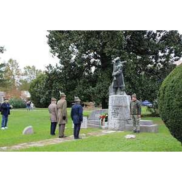 La deposizione delle corone al monumento ai Caduti - La deposizione delle corone al monumento ai Caduti