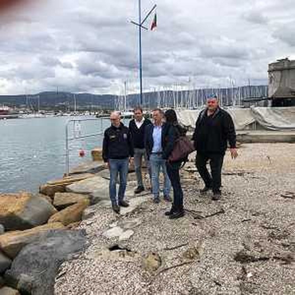 L'assessore regionale Riccardo Riccardi (il primo da sinistra), con tra gli altri il sindaco di Muggia Paolo Polidori (al centro) - L'assessore regionale Riccardo Riccardi (il primo da sinistra), con tra gli altri il sindaco di Muggia Paolo Polidori (al centro)