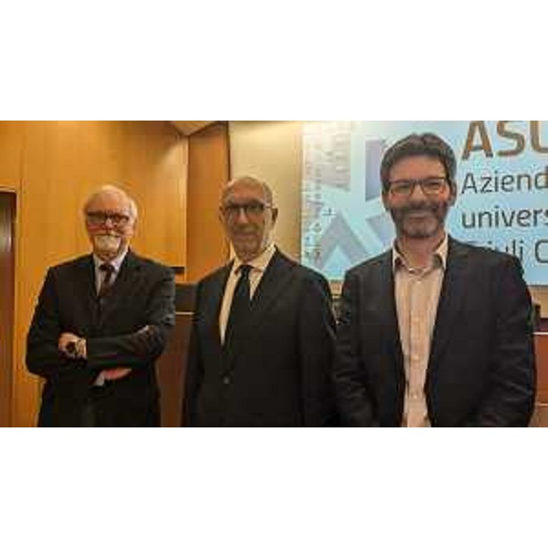 L'assessore regionale Riccardo Riccardi (al centro della foto) Progetto capofila in Italia: un paziente che riceve un cuore in dono potrà a sua volta donare vita Udine, 31 otto - Lospedale Santa Maria della Misericordia di Udine si conferma come una delle migliori strutture nel panorama del Servizio sanitario nazionale: lo ha certificato pochi giorni fa Agenas e lo dicono costantemente i fatti: questa mattina è stato presentato infatti un progetto innovativo, pilota, primo e capofila in Italia, portato avanti dalla Cardiochirurgia del Santa Maria di Udine: riguarda la donazione di valvole cardiache da vivente: un paziente che riceve un cuore in dono potrà a sua volta donare vita. Lo ha sottolineato questa mattina lassessore alla Salute del Friuli Venezia Giulia, Riccardo Riccardi, intervenuto a Udine, nellaula Perraro del padiglione principale dellospedale Santa Maria della Misericordia di Udine, alla presentazione di una procedura innovativa per i trapianti di cuore che consentirà al paziente trapiantato di donare a sua volta una parte dellorgano nativo a favore di altri pazienti per la cura di alcune patologie cardiache. Alla presentazione anche il direttore generale dellAzienda sanitaria universitaria Friuli Centrale, Denis Caporale, il responsabile della Cardiochirurgia di Udine Igor Vendramin e il direttore del Centro regionale trapianti Fvg, Roberto Peressutti. Si tratta del primo esempio a livello nazionale per una procedura che apre una vera e propria rivoluzione nel mondo dei trapianti - ha fatto notare Riccardi -. Il paziente sottoposto al trapianto potrà donare, infatti, la valvola aortica e la valvola polmonare e permettere così ad altre persone di essere trattate per specifiche malattie del cuore. Lidea nasce da un concetto di base - ha detto poi Riccardi -: il beneficio clinico a favore del paziente ed è una scelta coraggiosa da parte dei nostri professionisti della salute: guardare avanti, osare, cercare nuove strade, infatti, non è semplice né scontato. Permette di nutrire la speranza di allungare la vita umana: di questo ringrazio chi crede con passione nel proprio lavoro, superando sterili polemiche e vergognose critiche della stagione di tensioni che viviamo Questo straordinario risultato ci fa fare un ulteriore passo avanti sul tema delle donazioni - ha sottolineato lesponente dellEsecutivo - in una terra, quella del Friuli Venezia Giulia, dove la una cultura del dono è fortemente radicata, a partire da quella del sangue ma anche degli organi: tutti gli indicatori, infatti, sono in aumento. Questo grazie alla promozione di azioni culturali che continueremo a sostenere come Regione affinché esperienze così significative possano continuare in maniera importante, costruendo ad esempio un'alleanza sempre più forte col sistema scolastico, per far comprendere soprattutto alle nuove generazioni limportanza del dono dell'organo: un dono che è vita. Il personale della Cardiochirurgia si occuperà della preparazione del materiale che verrà successivamente inviato alla Banca dei Tessuti di Treviso, riferimento nazionale per la donazione di tessuti, configurando così una nuova rete di collaborazione extra-regionale. Dietro a questo percorso, vengono rispettati protocolli e requisiti molto rigidi che permettono le varie operazioni in totale sicurezza da parte di professionisti altamente specializzati nel settore trapiantologico. Altrettanto fondamentale la sinergia con altre strutture ospedaliere quali lIstituto di Anatomia patologica, la Direzione medica e il Centro regionale trapianti, che ha sede proprio al Santa Maria della Misericordia di Udine. - L'assessore regionale Riccardo Riccardi (al centro della foto) Progetto capofila in Italia: un paziente che riceve un cuore in dono potrà a sua volta donare vita Udine, 31 otto - Lospedale Santa Maria della Misericordia di Udine si conferma come una delle migliori strutture nel panorama del Servizio sanitario nazionale: lo ha certificato pochi giorni fa Agenas e lo dicono costantemente i fatti: questa mattina è stato presentato infatti un progetto innovativo, pilota, primo e capofila in Italia, portato avanti dalla Cardiochirurgia del Santa Maria di Udine: riguarda la donazione di valvole cardiache da vivente: un paziente che riceve un cuore in dono potrà a sua volta donare vita. Lo ha sottolineato questa mattina lassessore alla Salute del Friuli Venezia Giulia, Riccardo Riccardi, intervenuto a Udine, nellaula Perraro del padiglione principale dellospedale Santa Maria della Misericordia di Udine, alla presentazione di una procedura innovativa per i trapianti di cuore che consentirà al paziente trapiantato di donare a sua volta una parte dellorgano nativo a favore di altri pazienti per la cura di alcune patologie cardiache. Alla presentazione anche il direttore generale dellAzienda sanitaria universitaria Friuli Centrale, Denis Caporale, il responsabile della Cardiochirurgia di Udine Igor Vendramin e il direttore del Centro regionale trapianti Fvg, Roberto Peressutti. Si tratta del primo esempio a livello nazionale per una procedura che apre una vera e propria rivoluzione nel mondo dei trapianti - ha fatto notare Riccardi -. Il paziente sottoposto al trapianto potrà donare, infatti, la valvola aortica e la valvola polmonare e permettere così ad altre persone di essere trattate per specifiche malattie del cuore. Lidea nasce da un concetto di base - ha detto poi Riccardi -: il beneficio clinico a favore del paziente ed è una scelta coraggiosa da parte dei nostri professionisti della salute: guardare avanti, osare, cercare nuove strade, infatti, non è semplice né scontato. Permette di nutrire la speranza di allungare la vita umana: di questo ringrazio chi crede con passione nel proprio lavoro, superando sterili polemiche e vergognose critiche della stagione di tensioni che viviamo Questo straordinario risultato ci fa fare un ulteriore passo avanti sul tema delle donazioni - ha sottolineato lesponente dellEsecutivo - in una terra, quella del Friuli Venezia Giulia, dove la una cultura del dono è fortemente radicata, a partire da quella del sangue ma anche degli organi: tutti gli indicatori, infatti, sono in aumento. Questo grazie alla promozione di azioni culturali che continueremo a sostenere come Regione affinché esperienze così significative possano continuare in maniera importante, costruendo ad esempio un'alleanza sempre più forte col sistema scolastico, per far comprendere soprattutto alle nuove generazioni limportanza del dono dell'organo: un dono che è vita. Il personale della Cardiochirurgia si occuperà della preparazione del materiale che verrà successivamente inviato alla Banca dei Tessuti di Treviso, riferimento nazionale per la donazione di tessuti, configurando così una nuova rete di collaborazione extra-regionale. Dietro a questo percorso, vengono rispettati protocolli e requisiti molto rigidi che permettono le varie operazioni in totale sicurezza da parte di professionisti altamente specializzati nel settore trapiantologico. Altrettanto fondamentale la sinergia con altre strutture ospedaliere quali lIstituto di Anatomia patologica, la Direzione medica e il Centro regionale trapianti, che ha sede proprio al Santa Maria della Misericordia di Udine.