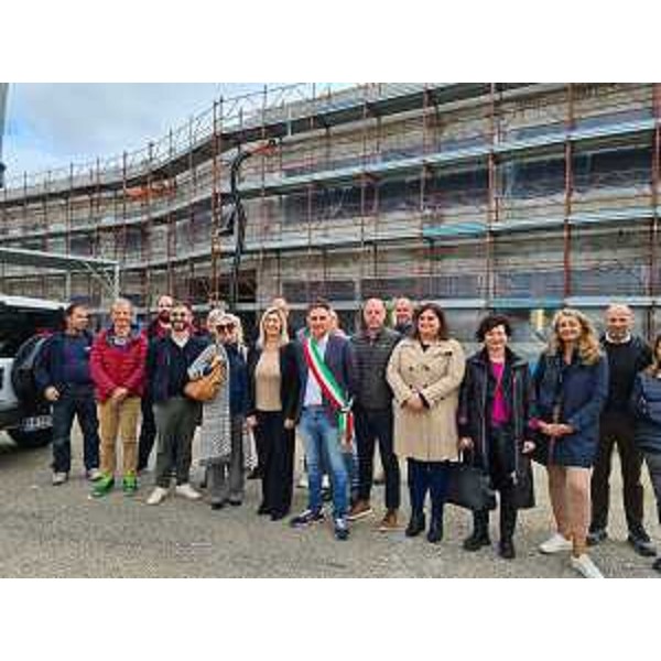L'assessore Cristina Amirante con i rappresentanti di istituzioni e imprese alla visita del futuro edificio scolastico di servizio all'istituto Carniello di Brugnera - L'assessore Cristina Amirante con i rappresentanti di istituzioni e imprese alla visita del futuro edificio scolastico di servizio all'istituto Carniello di Brugnera