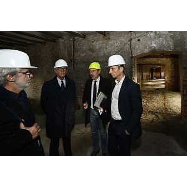 Il governatore Massimiliano Fedriga (primo a destra) in Porto Vecchio durante il sopralluogo nei magazzini destinati a ospitare i nuovi uffici della Regione - Il governatore Massimiliano Fedriga (primo a destra) in Porto Vecchio durante il sopralluogo nei magazzini destinati a ospitare i nuovi uffici della Regione