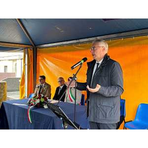 Il presidente Mauro Bordin prende la parola alla cerimonia di Gonars - Il presidente Mauro Bordin prende la parola alla cerimonia di Gonars