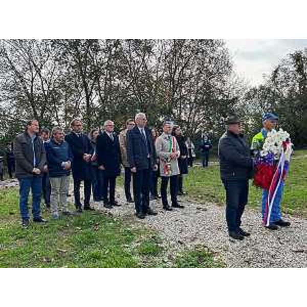 I consiglieri regionali e il presidente Bordin, accanto al sindaco di Gonars, Ivan Boemo, seguono la deposizione della corona di fiori nell'area dove sorgeva il campo di concentramento - I consiglieri regionali e il presidente Bordin, accanto al sindaco di Gonars, Ivan Boemo, seguono la deposizione della corona di fiori nell'area dove sorgeva il campo di concentramento