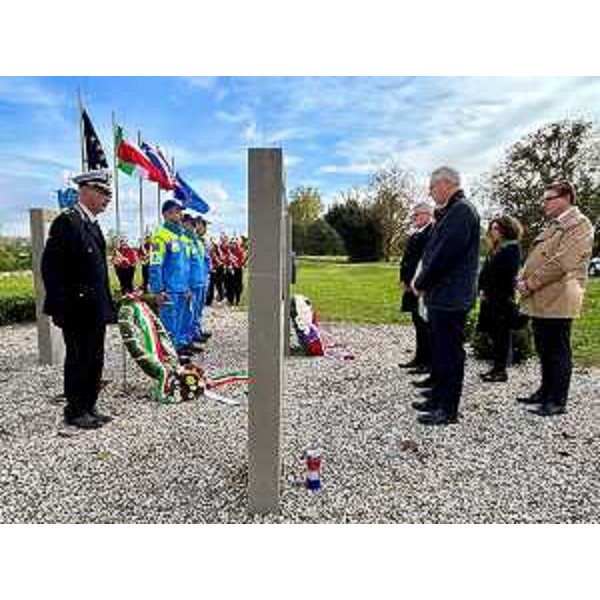 Il presidente del Cr Fvg, Mauro Bordin, con le altre autorità al monumento in ricordo degli internati di Gonars - Il presidente del Cr Fvg, Mauro Bordin, con le altre autorità al monumento in ricordo degli internati di Gonars