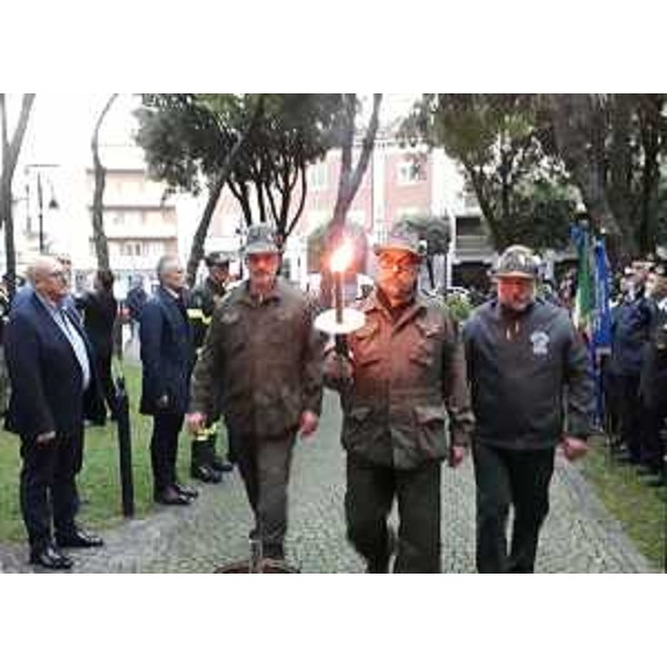 L'arrivo della fiaccola della pace durante la cerimonia in omaggio ai caduti di tutte le guerre che si è tenuta a Monfalcone. - L'arrivo della fiaccola della pace durante la cerimonia in omaggio ai caduti di tutte le guerre che si è tenuta a Monfalcone. 