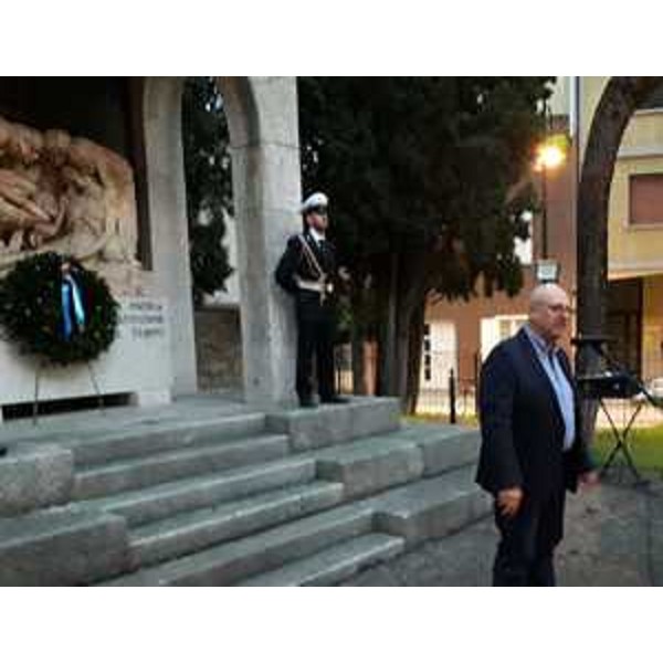 L'intervento dell'assessore al Patrimonio Sebastiano Callari durante la cerimonia a Monfalcone in omaggio ai caduti di tutte le guerre. - L'intervento dell'assessore al Patrimonio Sebastiano Callari durante la cerimonia a Monfalcone in omaggio ai caduti di tutte le guerre. 