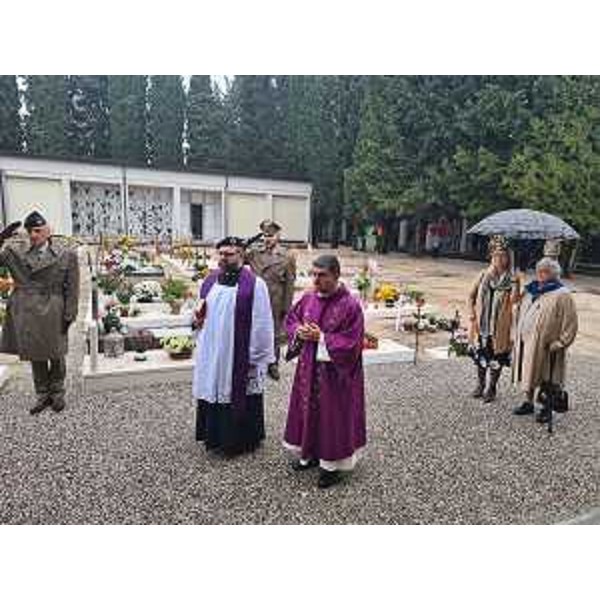 Nel cimitero comunale di Pordenone l'assessore Cristina Amirante partecipa alla deposizione di una corona d'alloro al monumento di Caduti italiani e austro-ungarici - Nel cimitero comunale di Pordenone l'assessore Cristina Amirante partecipa alla deposizione di una corona d'alloro al monumento di Caduti italiani e austro-ungarici