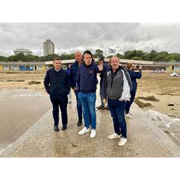 L'assessore Bini con alcuni operaotri turistici davanti al pontile di Lignano Pineta - L'assessore Bini con alcuni operaotri turistici davanti al pontile di Lignano Pineta