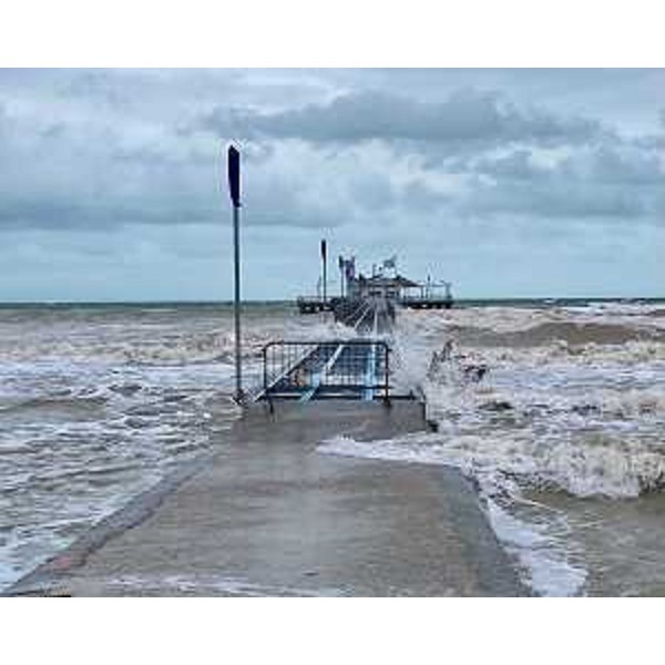 Il pontile Lignano Pineta colpito dalle mareggiate delle ultime ore. - Il pontile Lignano Pineta colpito dalle mareggiate delle ultime ore.