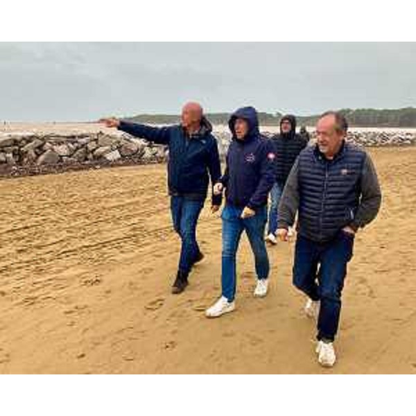 L'assessore Sergio Emidio Bini mentre prosegue il suo sopralluogo nell'area della foce del fiume Tagliamento a Lignano - L'assessore Sergio Emidio Bini mentre prosegue il suo sopralluogo nell'area della foce del fiume Tagliamento a Lignano