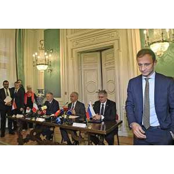 In primo piano il governatore Fedriga durante la conferenza stampa finale dei ministrI dellInterno italiano Matteo Piantedosi, sloveno Bostjan Poklukar e croato Davor Bozinovic. - In primo piano il governatore Fedriga durante la conferenza stampa finale dei ministrI dellInterno italiano Matteo Piantedosi, sloveno Bostjan Poklukar e croato Davor Bozinovic. 