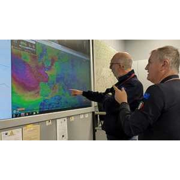 L'ssessore regionale Riccardo Riccardi nella sala dell Protezione civile regionale - L'ssessore regionale Riccardo Riccardi nella sala dell Protezione civile regionale