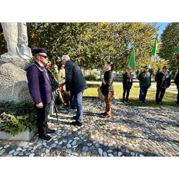 Il presidente del Cr Fvg prende patte alla deposizione della corona d'alloro in ricordo dei caduti in guerra - Il presidente del Cr Fvg prende patte alla deposizione della corona d'alloro in ricordo dei caduti in guerra