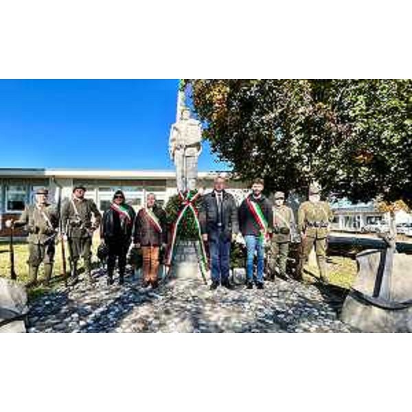 Il presidente Mauro Bordin a Palazzolo dello Stella davanti al monumento in ricordo dei caduti di tutte le guerre - Il presidente Mauro Bordin a Palazzolo dello Stella davanti al monumento in ricordo dei caduti di tutte le guerre