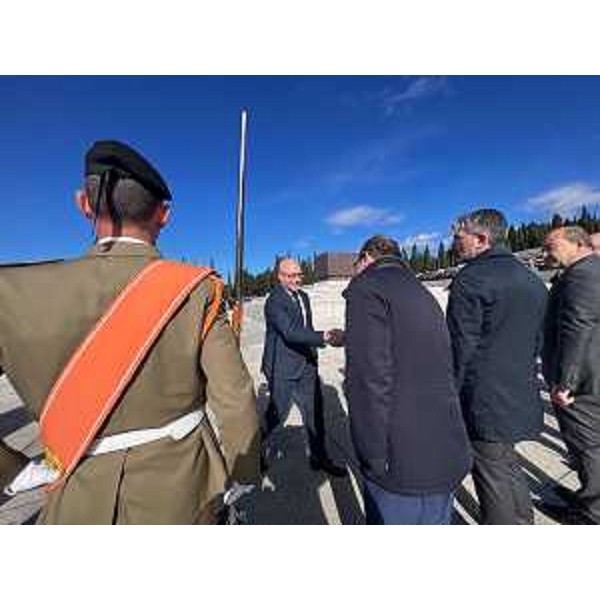 Il vicegovernatore Mario Anzil stringe la mano al presidente della Camera Fontana - Il vicegovernatore Mario Anzil stringe la mano al presidente della Camera Fontana