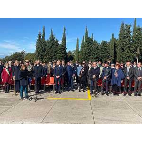 Le autorità schierate al Sacrario - Le autorità schierate al Sacrario