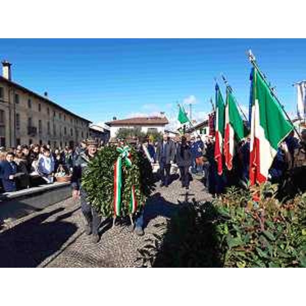 Il presidente Bordin alla deposizione della corona d'alloro con la sindaca Viscardis e il presidente Soravito de Franceschi - Il presidente Bordin alla deposizione della corona d'alloro con la sindaca Viscardis e il presidente Soravito de Franceschi