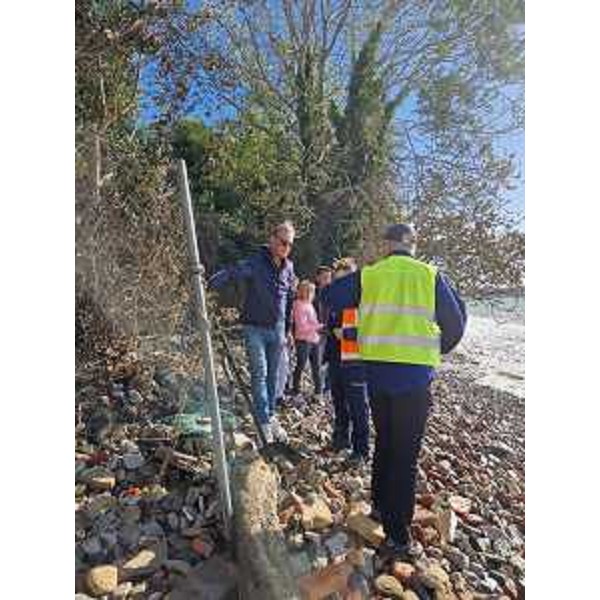 L'assessore regionale Fabio Scoccimarro in sopralluogo con i tecnici Arpa a Barcola - L'assessore regionale Fabio Scoccimarro in sopralluogo con i tecnici Arpa a Barcola
