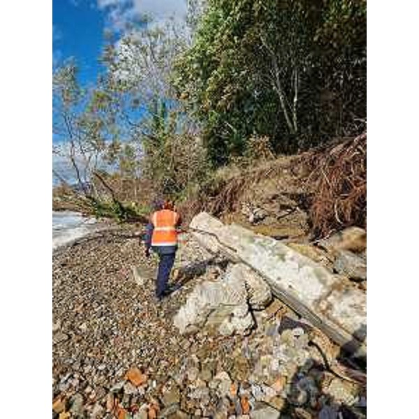 Tecnici Arpa in sopralluogo al terrapieno di Barcola - Tecnici Arpa in sopralluogo al terrapieno di Barcola