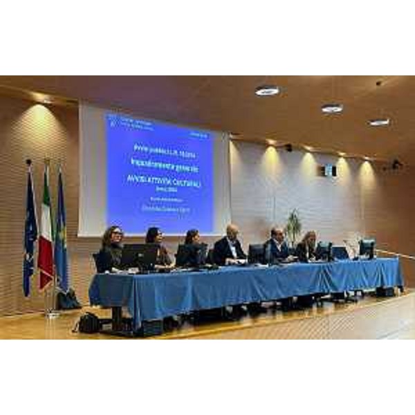 Il vicegovernatore con delega alla Cultura Mario Anzil, con i direttori e i funzionari della Direzione regionale cultura, all'Infoday a Udine - Il vicegovernatore con delega alla Cultura Mario Anzil, con i direttori e i funzionari della Direzione regionale cultura, all'Infoday a Udine