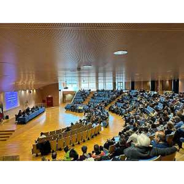 I rappresentanti delle associazioni e delle istituzioni del mondo culturale regionale nell'auditorium Comelli della sede della Regione a Udine - I rappresentanti delle associazioni e delle istituzioni del mondo culturale regionale nell'auditorium Comelli della sede della Regione a Udine