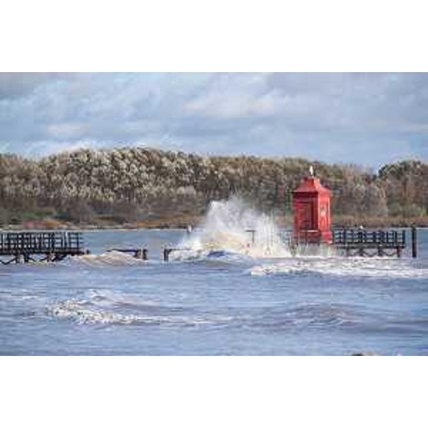 Il Faro Rosso colpito dalla mareggiata - Il Faro Rosso colpito dalla mareggiata
