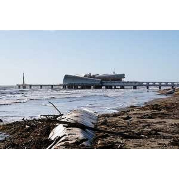 Un'altra immagine dei danni sulla spiaggia lignanese - Un'altra immagine dei danni sulla spiaggia lignanese