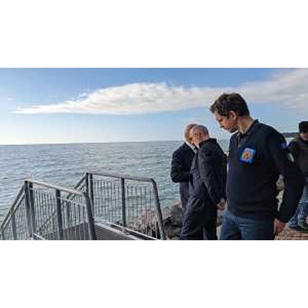 L'assessore regionale con delega alla Protezione civile del Friuli Venezia Giulia Riccardo Riccardi (al centro), che ha eseguito un sopralluogo lungo nella pineta di Barcola e sul lungomare, a Trieste. - L'assessore regionale con delega alla Protezione civile del Friuli Venezia Giulia Riccardo Riccardi (al centro), che ha eseguito un sopralluogo lungo nella pineta di Barcola e sul lungomare, a Trieste.