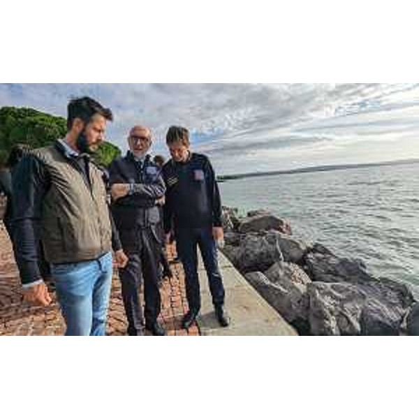 L'assessore regionale con delega alla Protezione civile del Friuli Venezia Giulia Riccardo Riccardi (a destra), che ha eseguito un sopralluogo lungo nella pineta di Barcola e sul lungomare, a Trieste. - L'assessore regionale con delega alla Protezione civile del Friuli Venezia Giulia Riccardo Riccardi (a destra), che ha eseguito un sopralluogo lungo nella pineta di Barcola e sul lungomare, a Trieste.