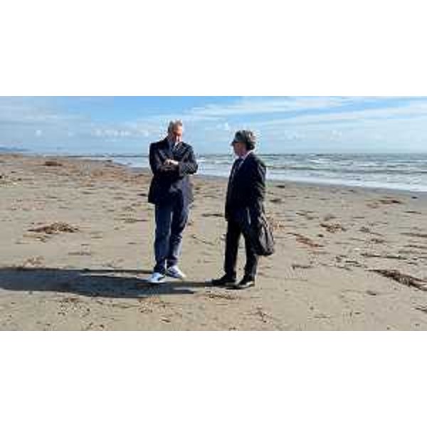 Un altro momento del sopralluogo del presidente Bordin per la verifica dei danni subìti dalla spiaggia - Un altro momento del sopralluogo del presidente Bordin per la verifica dei danni subìti dalla spiaggia