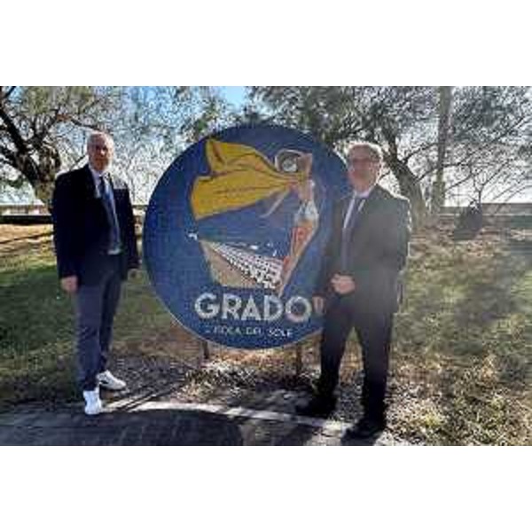 Bordin e Viola davanti allo stemma di Grado - Bordin e Viola davanti allo stemma di Grado