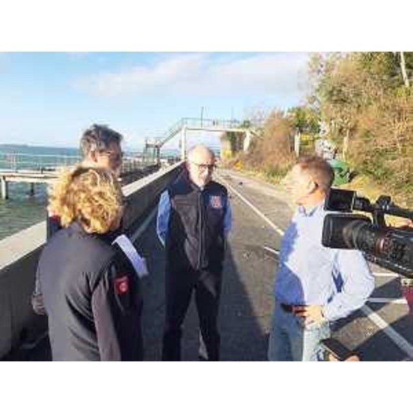 L'assessore regionale Riccardo Riccardi nel corso del sopralluogo in strada per Lazzaretto - L'assessore regionale Riccardo Riccardi nel corso del sopralluogo in strada per Lazzaretto