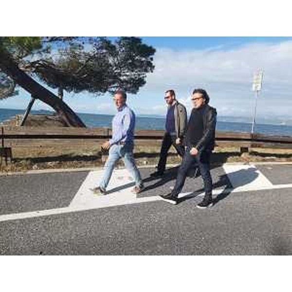 L'assessore regionale Sergio Emidio Bini (primo a destra) sulla strada per Lazzaretto - L'assessore regionale Sergio Emidio Bini (primo a destra) sulla strada per Lazzaretto