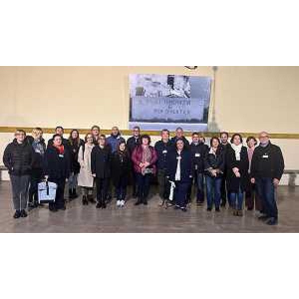 Foto di gruppo al termine dei lavori fuori dal Comune di Gemona, alla presenza dell'assessore regionale alle Finanze Barbara Zilli e del gruppo multidisciplinare di esperti internazionali - Foto di gruppo al termine dei lavori fuori dal Comune di Gemona, alla presenza dell'assessore regionale alle Finanze Barbara Zilli e del gruppo multidisciplinare di esperti internazionali