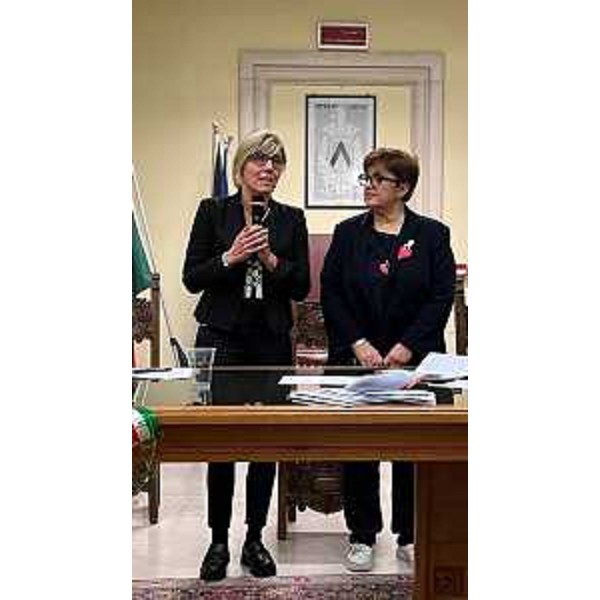 Lassessore regionale alle Finanze Barbara Zilli con la presidente dell'Andos di Udine Mariangela Fantin alla presentazione del progetto in memoria del Carabiniere Fabio Pasquariello - Lassessore regionale alle Finanze Barbara Zilli con la presidente dell'Andos di Udine Mariangela Fantin alla presentazione del progetto in memoria del Carabiniere Fabio Pasquariello