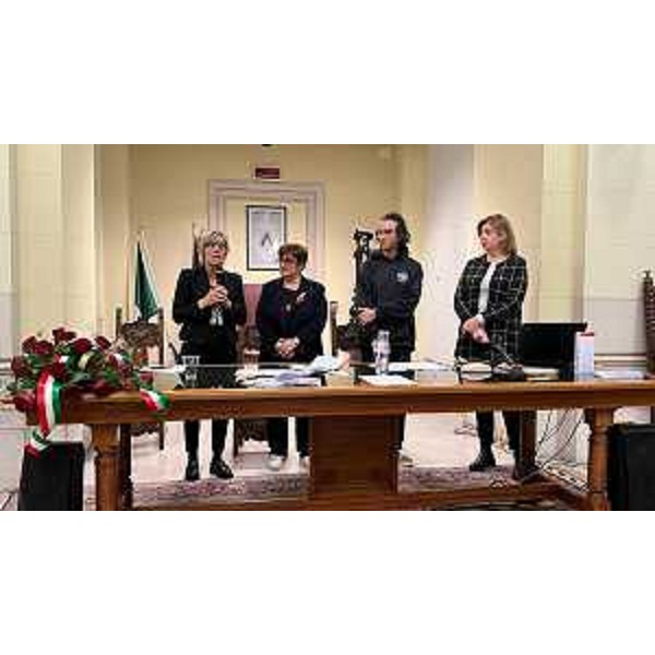 Lassessore regionale alle Finanze Barbara Zilli alla presentazione del progetto promosso dallAndos di Udine in memoria del Carabiniere Fabio Pasquariello - Lassessore regionale alle Finanze Barbara Zilli alla presentazione del progetto promosso dallAndos di Udine in memoria del Carabiniere Fabio Pasquariello